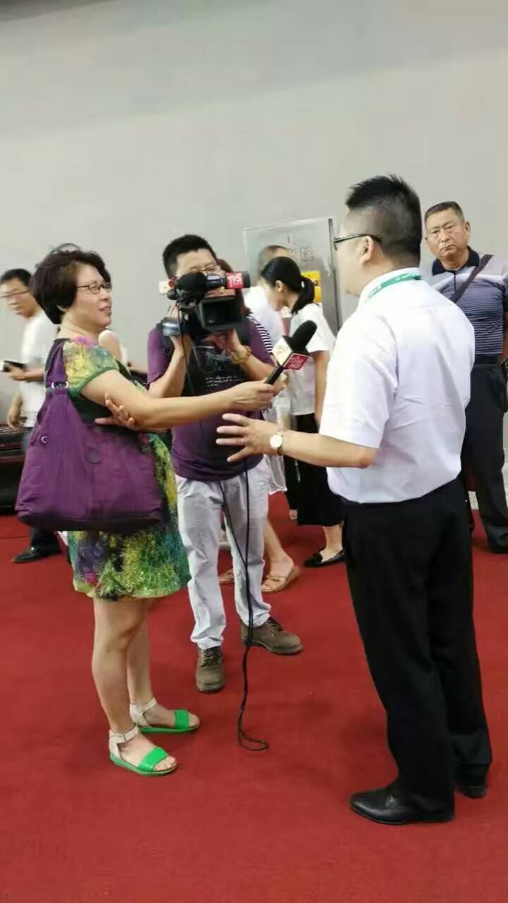 广东电视台正在采访漆强化工总经理张总